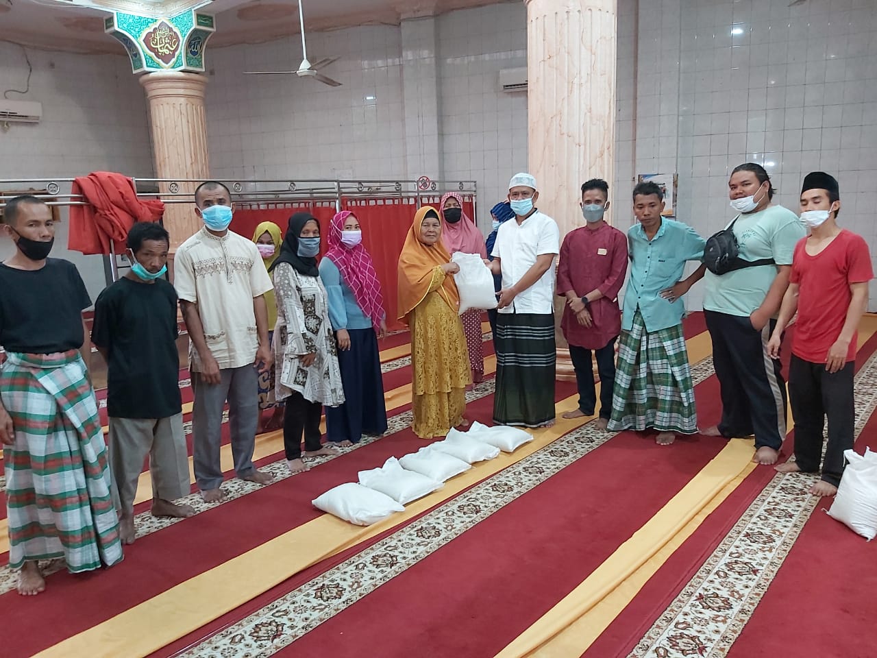 Sholat Idul Adha di Mesjid Rahmat Ketua Pewarta Berbagi Sembako Pada Kaum Dhuafa
