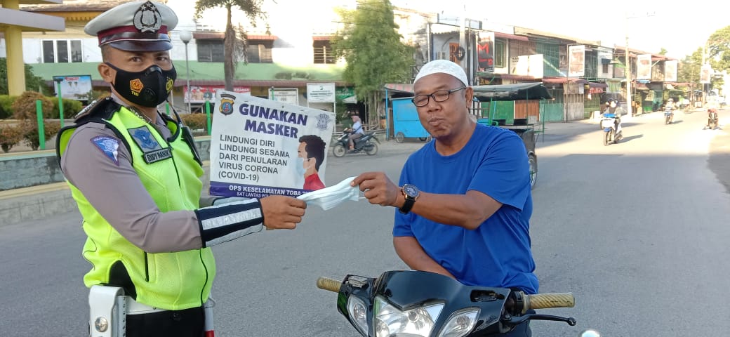 Rutin Sosialisasi Prokes, Polres Tanjung Balai Bagikan Masker Gratis kepada Pengendara