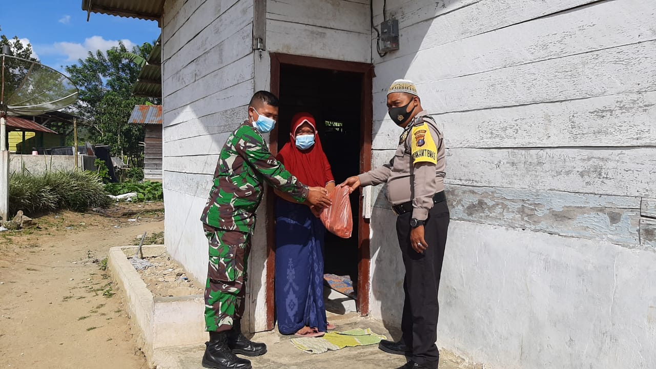 Berbagi Keberkahan Hari Raya Idul Adha, Kapolres Pakpak Bharat Bagikan Daging Hewan Qurban Kepada Masyarakat Terdampak Pandemi Covid-19