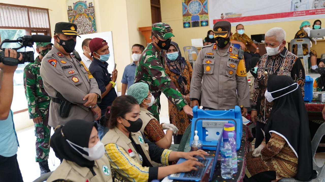 Bupati Asahan Tinjau Pelaksanaan Vaksinasi Covid-19 Tahap II di Kecamatan Aek Songsongan