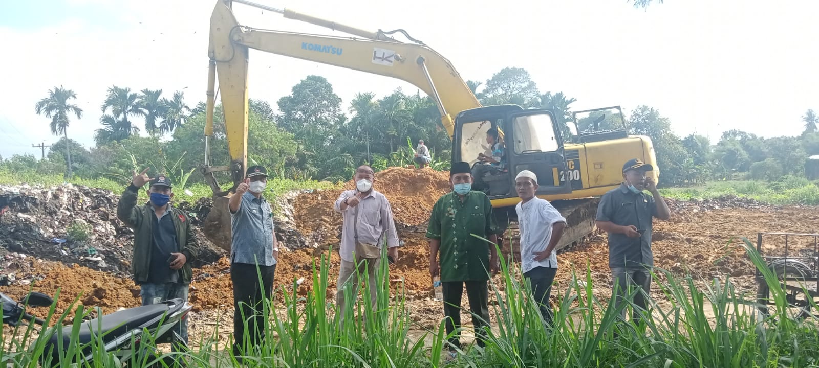 Bersihkan Sampah, Camat Tanjung MorawaÂ  Marianto Turunkan Alat Berat