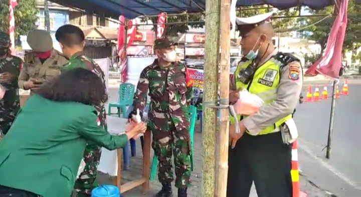 Petugas PPKM Medan Dapat Vitamin dari BEM USU