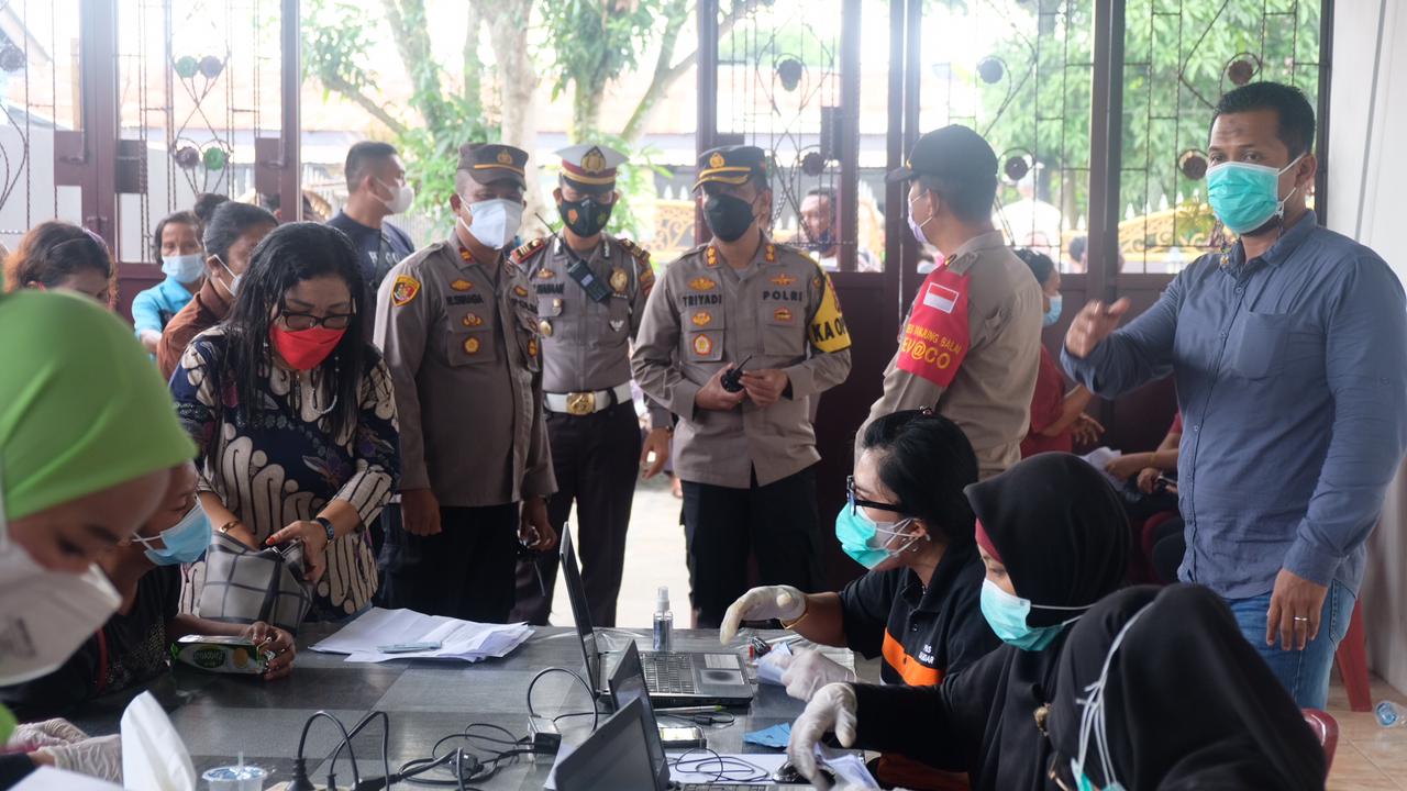 Kapolres Tanjung Balai Tinjau Pelaksanaan Vaksinasi Massal Covid-19 di Gerai Vaksinasi Presisi Polres Tanjung balai dan Puskesmas se Kota Tanjung Balai