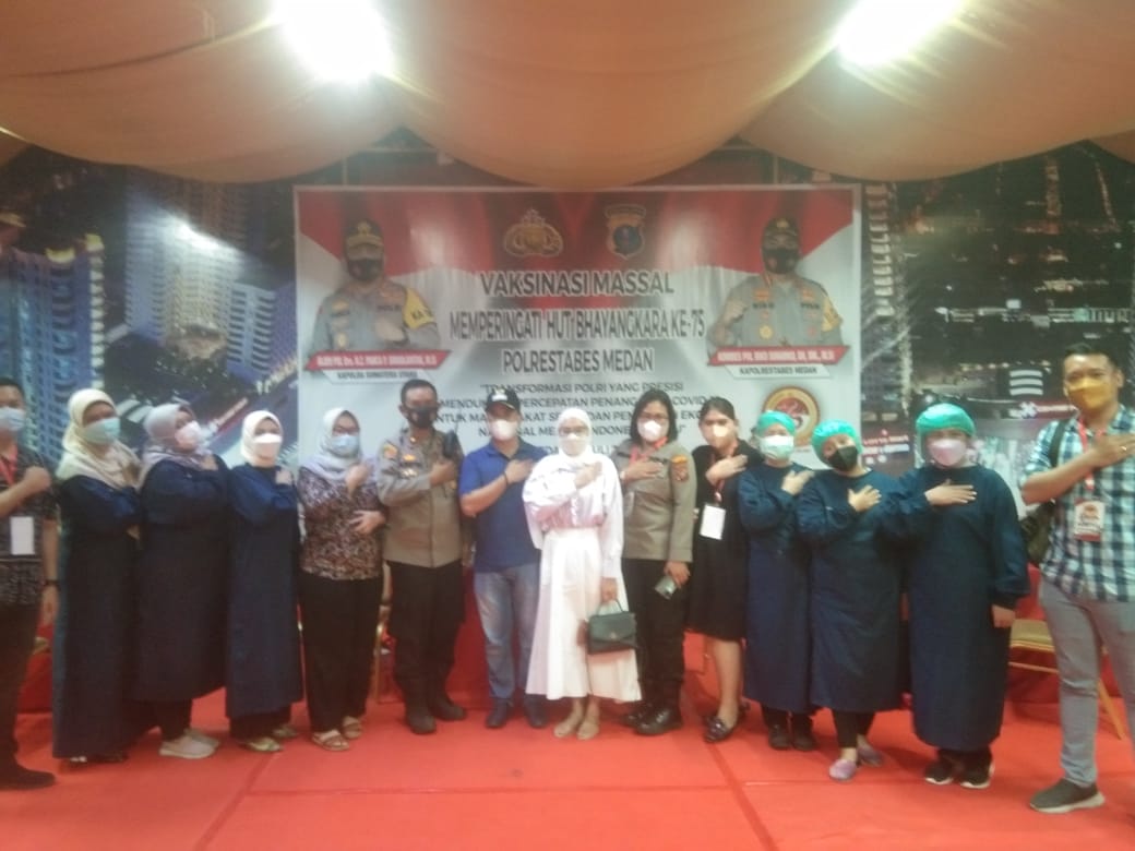 Warga Antusias Jalani Vaksin Covid-19 Dosis II di Polsek Medan Timur