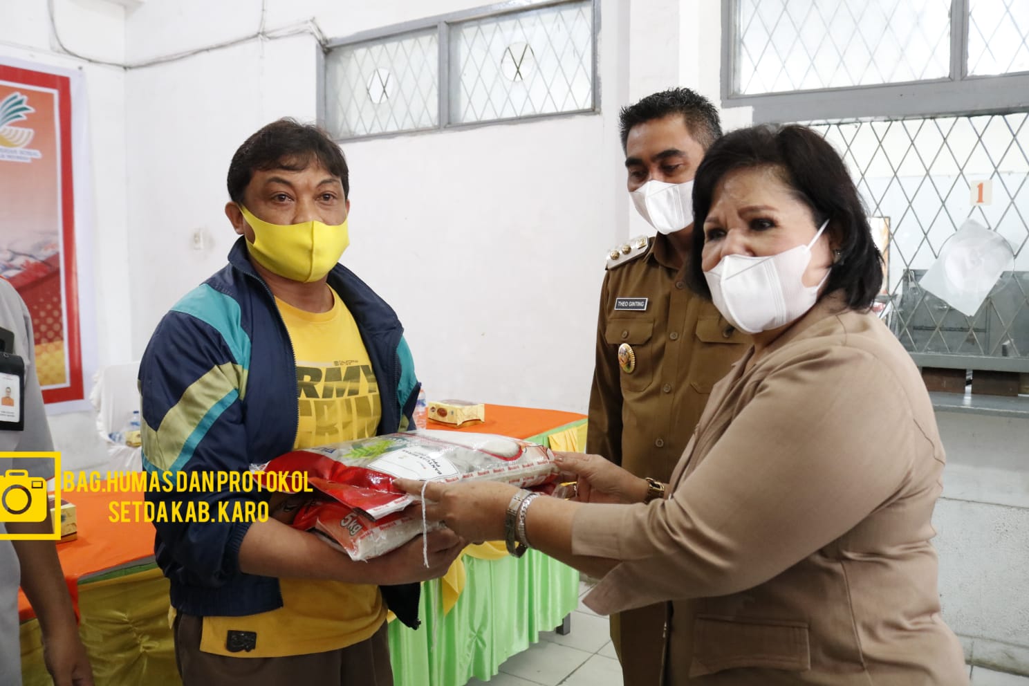 Bupati Karo serahkan bantuan beras PPKM 2021.