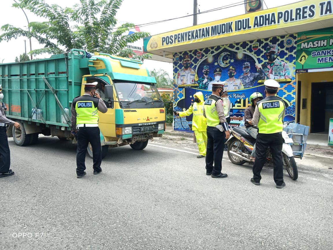 Polres Tanjung Balai Tekan Penyebaran Covid-19, Kendaraan Melintas di Pos Penyekatan Disemprot dengan Disinfektan