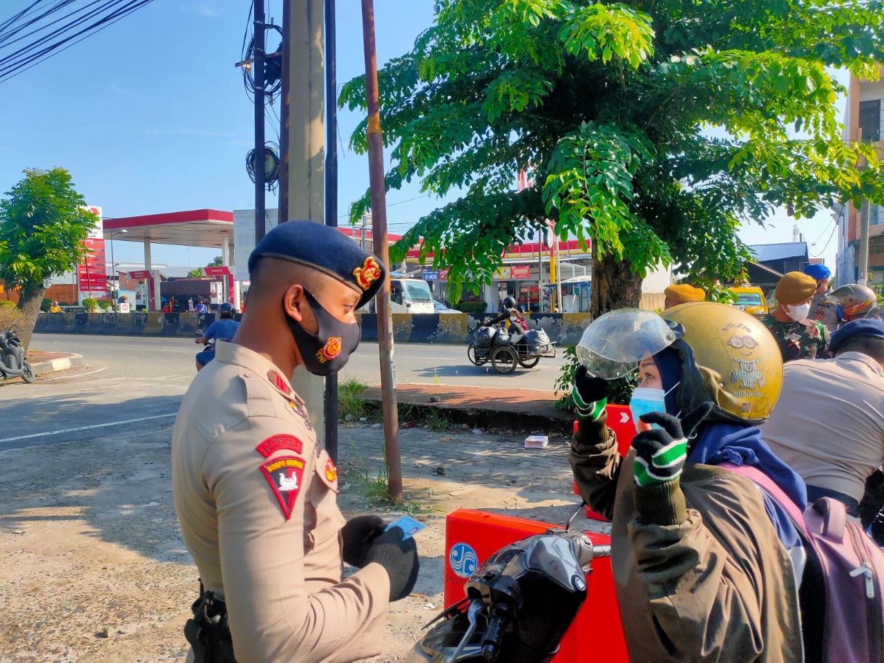 Personil Brimob Poldasu Lakukan Pengamanan di Pos Penyekatan  Jalan Raya Medan Tanjung Morawa