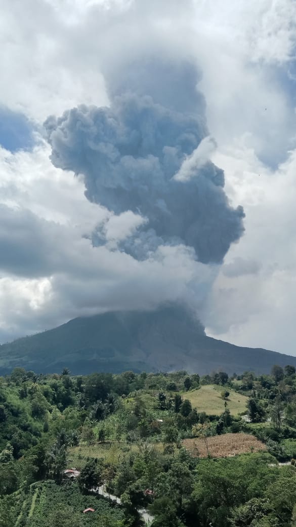 Gunung Sinabung Erupsi kembali kota kabanjahe tertutup debu Vulkanik