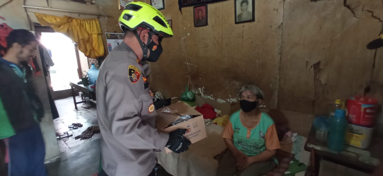 Bersepeda, Kapolsek Medan Timur Bagi Sembako,Â  Ini Pesannya Kompol M Arifin