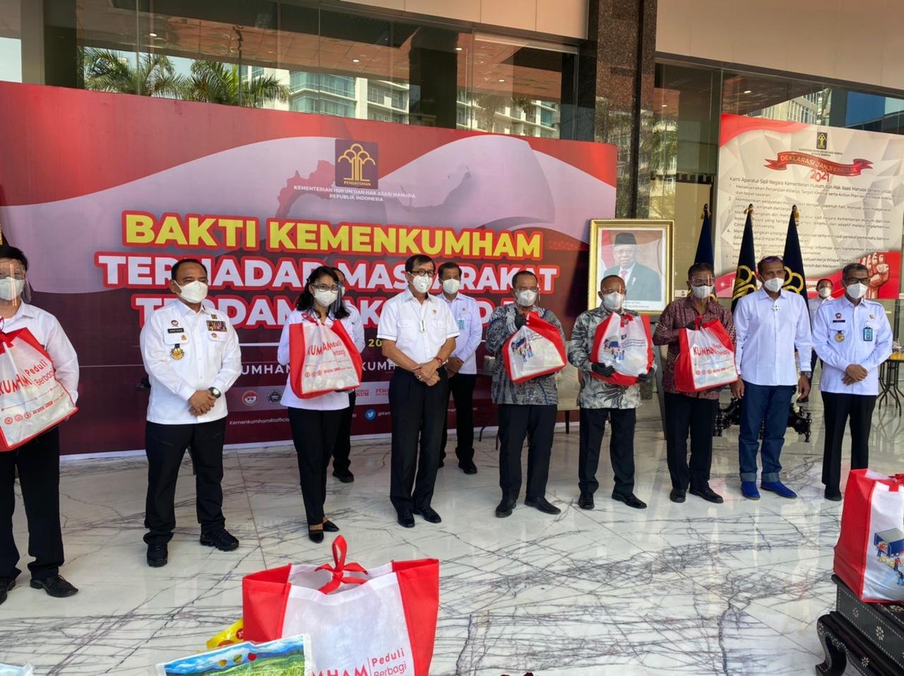 Menkumham Yasonna Laoly Lepas Puluhan Ribu Paket Bansos dan Sampaikan Rencana Alih Fungsi Gedung DJKI sebagai Rumah Isoman Darurat