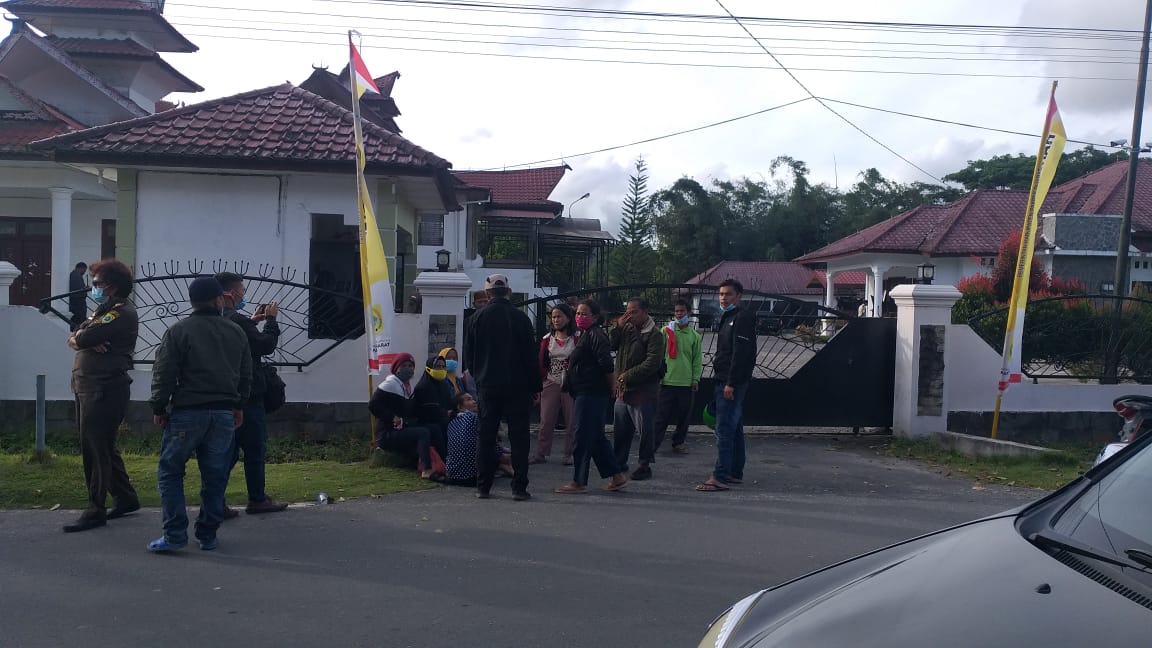 Puluhan Orang Calon THL Demo Bupati Pakpak Bharat, Kami Sangat Kecewa