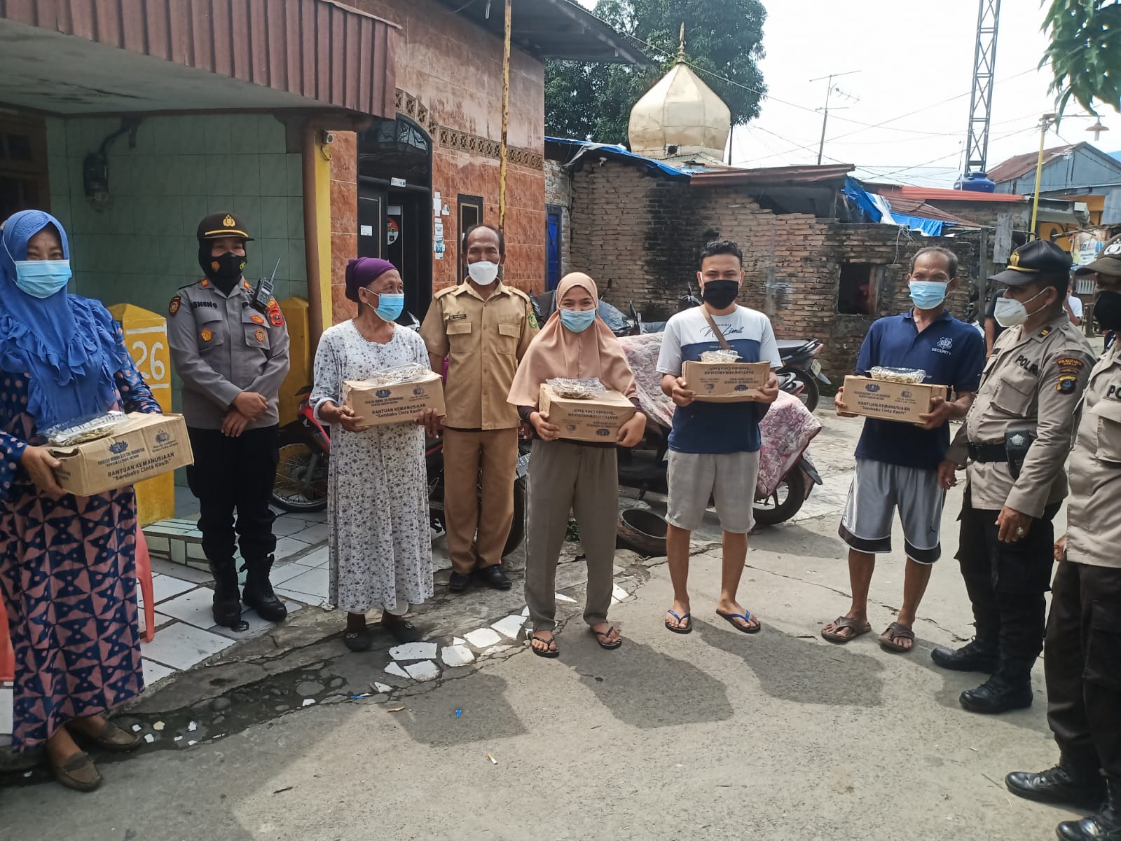 Dengan Berjalan Kaki Plt Kapolsek Patumbak Salurkan Sembako Bantuan Kapoldasu pada Warga Terdampak PPKM Level 4