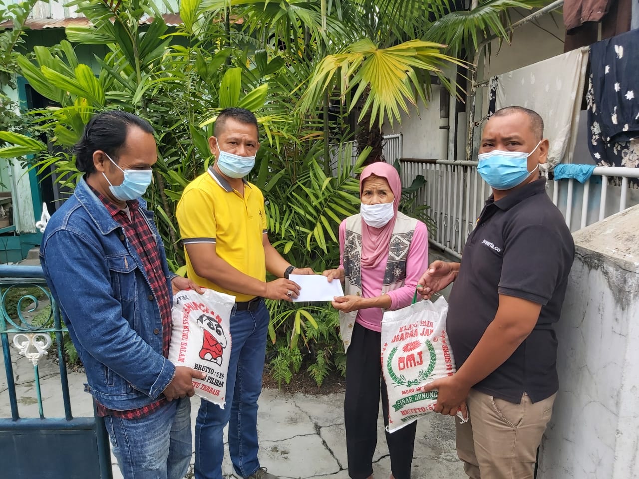 Jumat Barokah, Ketua Pewarta Berikan Santunan dan Sembako kepada Wartawati Alami Sakit