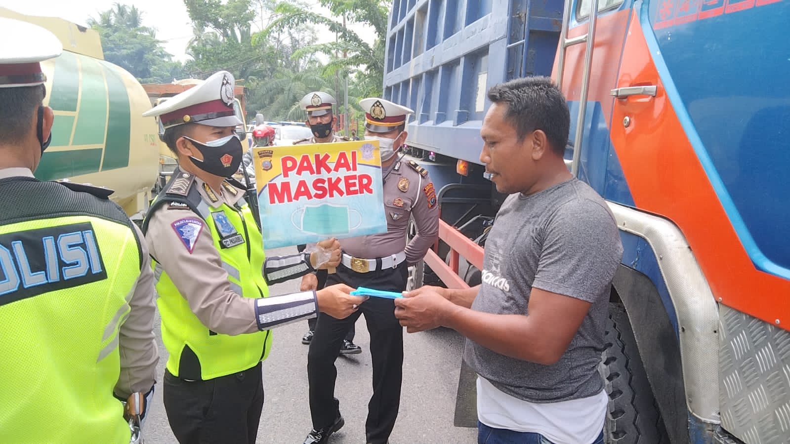 Sat Lantas Polres Tanjung Balai Rutin Bagi 50 Lembar Masker Gratis