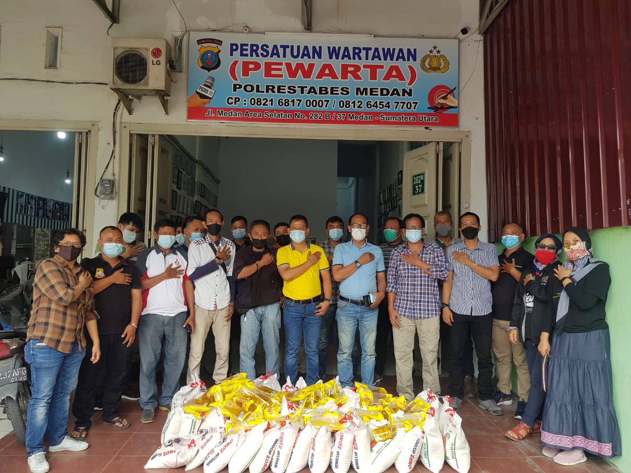 Serbuan Bansos PPKM Level 4, Ketua Pewarta Kembalui Gulirkan Paket Sembako Kepada Wartawan