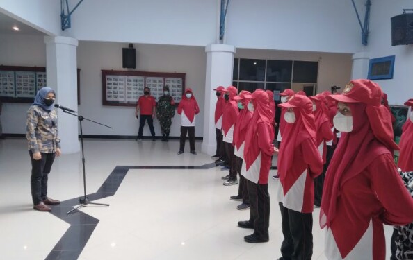 WAKIL BUPATI MADINA ATIKA A NASUTION MENGUKUHKAN 33 PESERTA PASKIBRAKA