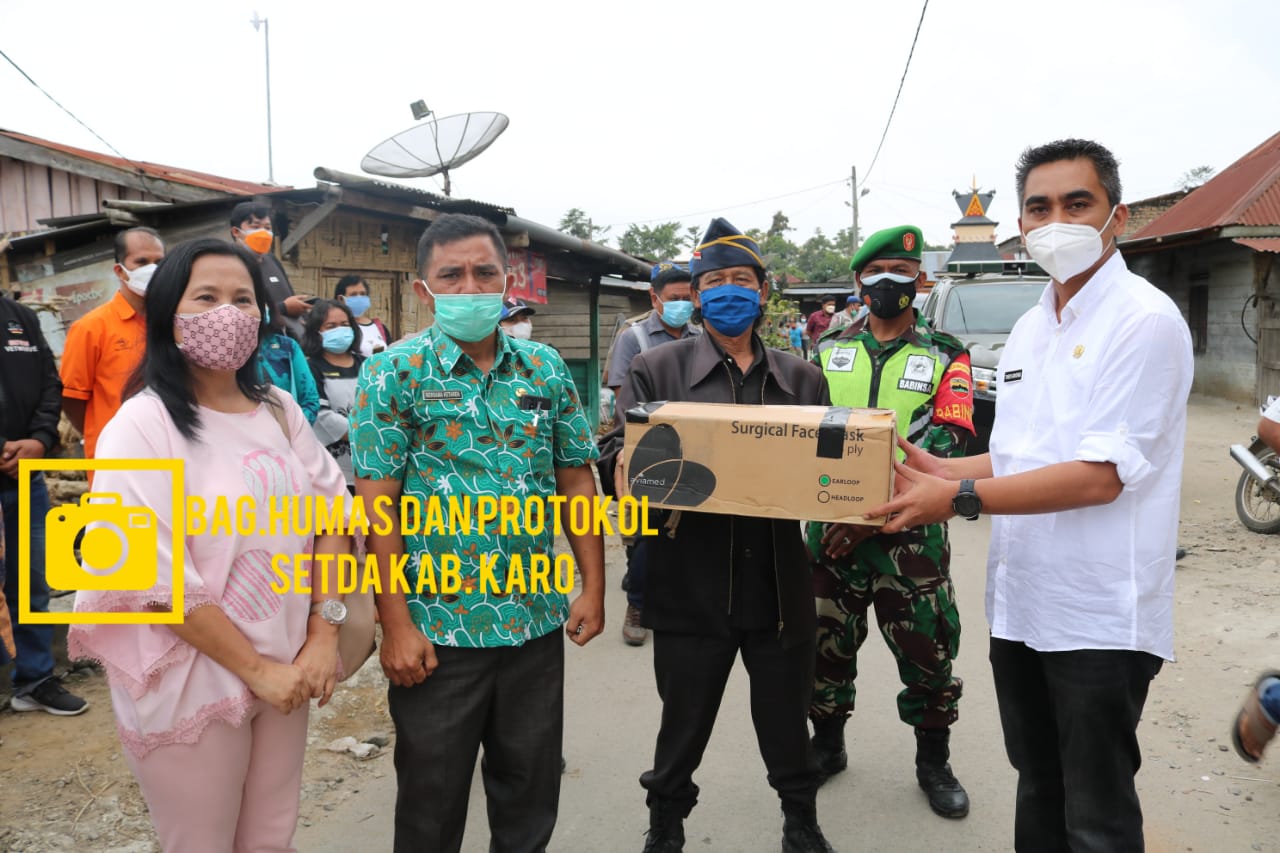 WAKIL BUPATI KARO SERAHKAN BANTUAN BERAS PPKM BAGI MASYARAKAT DESA SUKA JULU