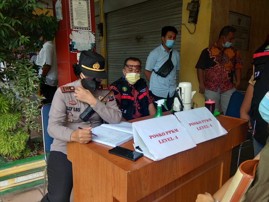 Plt Kapolsek Medan Baru Tinjau Posko PPKM Level 4 Covid-19 di Pasar Tradisional Petisah