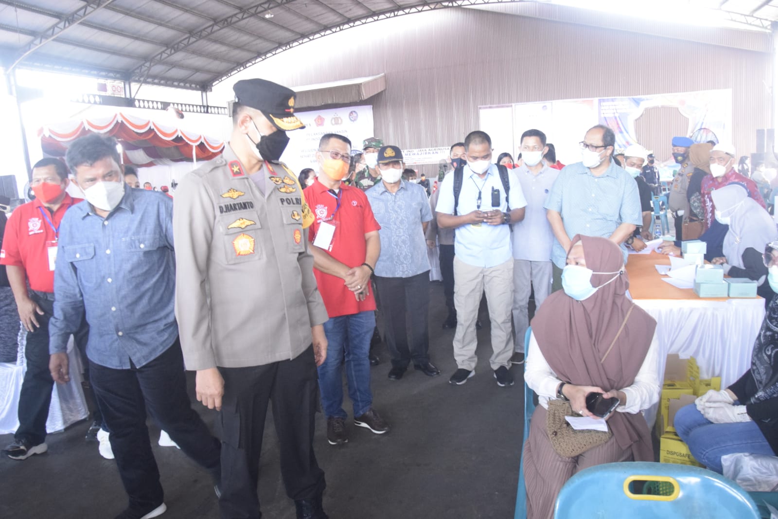 Waka Polda Sumut Tinjau Vaksinasi 3.000 Buruh dan Masyarakat Tahap II
