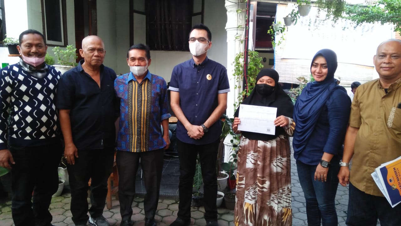Kader Partai Nasdem Bantu Pengurus Adminduk Warga , Lela : Ini Wujud Kepedulian Nasdem Kepada Masyarakat