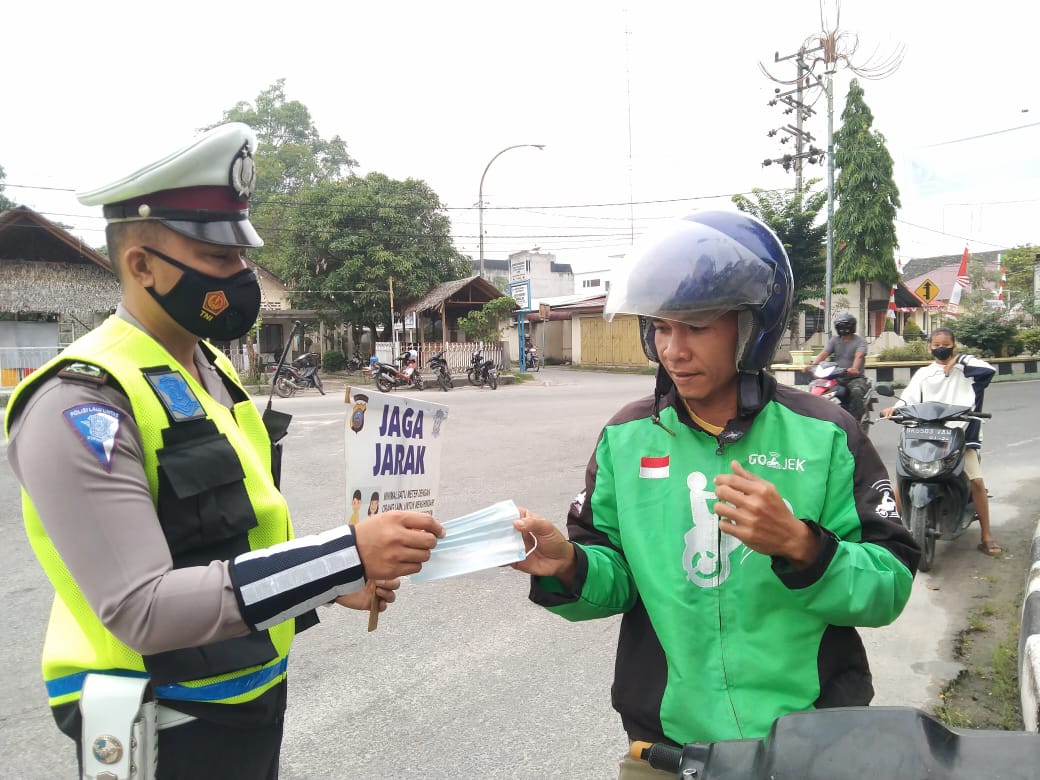 Sat Lantas Polres Tanjung Balai Bagi Masker Gratis Kepada Para Pengendara