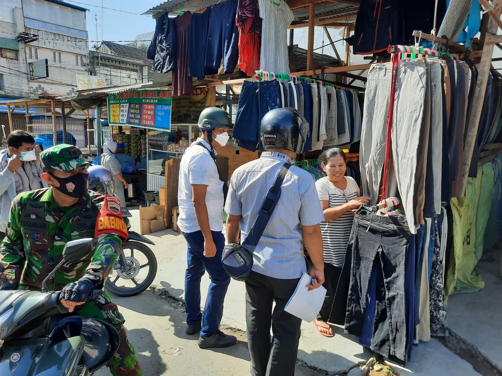 Tim Gabungan Polsek Medan Timur Tutup Sejumlah Usaha Swasta Sektor Non Esensial