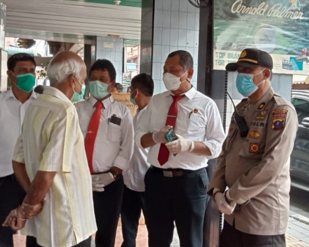 Polda Sumut Monitoring Pelaksanaan Take Away Penjual Makanan