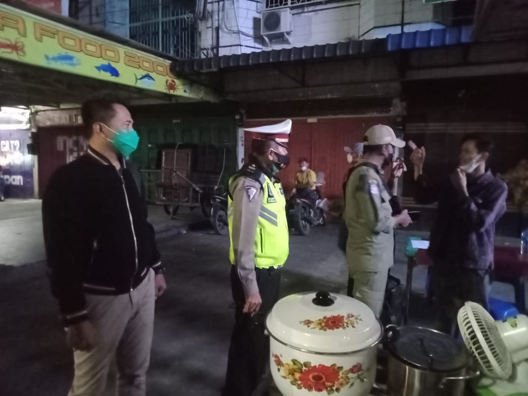 Bersama Petugas Gabungan Polsek Medan Baru Tempelkan Himbauan PPKM Darurat