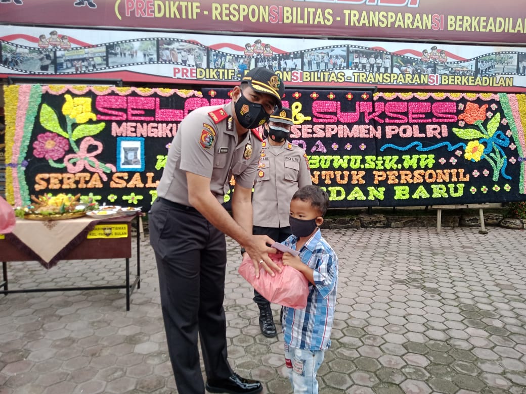Kapolsek Medan Baru Kompol Aris Wibowo Beri Tali Asih Kepada Anak Yatim Piatu