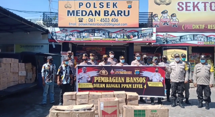 Polsek Medan Baru Bagikan Bansos Dalam Rangka PPKM Level 4