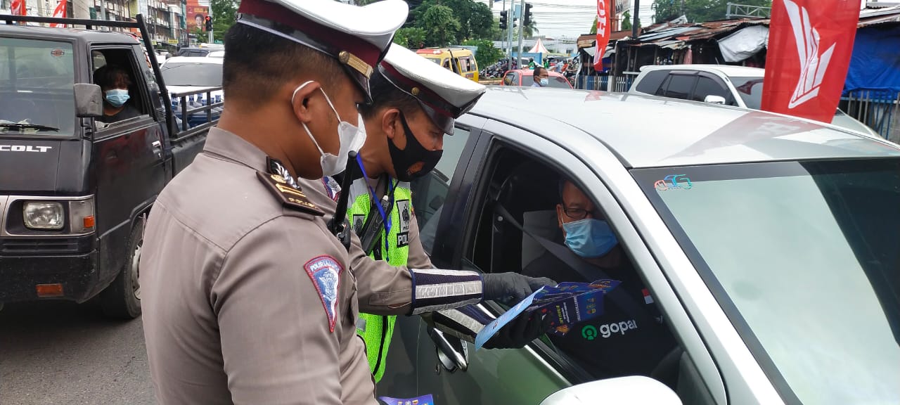 Sat Lantas Polrestabes Medan Bagikan Brosur Sosialisasi Mendagri Tentang PPKM Darurat