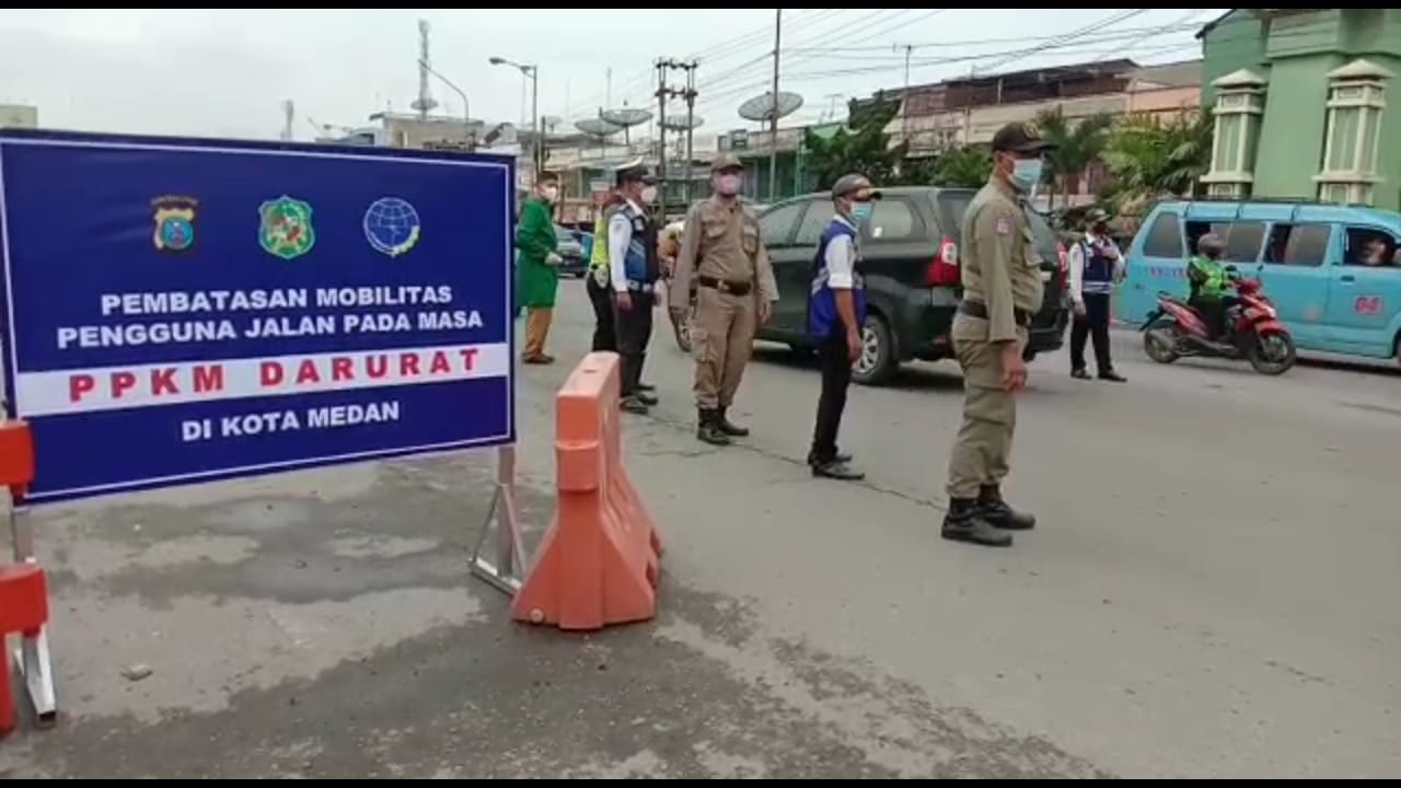 Polsek Sunggal Laksanakan PPKM Darurat dengan Penyekata  MEDAN | SUMUT24  ] enyekatan    Sunggal   Untuk mencegah semakin menyebarnya wabah Covid-19, Kota Medan akhirnya memberlakukan Pemberlakuan Pembatasan Kegiatan Masyarakat (PPKM) Darurat.  Hal itu sesuai intruksi Gubernur Sumut Edy Rahmayadi 188.54/26/INST/2021 Tanggal 5 Juli 2021 yang mulai diberlakukan mulai hari ini Senin (12/07) hingga pada 20 Juli 2021 mendatang.     Karena itulah, petugas Satuan Tugas (Satgas) gabungan terdiri dari TNI/Polri, Satpol PP, BPBD, Dishub, Dinas Kesehatan dan Kepling setempat bersiaga dan mendirikan tenda di kawasan Kampung Lalang Kecamatan Medan Sunggal.     Dalam Operasi PPKM Darurat yang digelar, petugas yang menemukan warga masyarakat yang tidak menggunakan masker, ditindak dan mendapat teguran.     Selain memantau kegiatan masyarakat, petugas gabungan juga memberikan sosialisasi tentang bahaya wabah Covid-19 sembari tetap mensosialisasikan kepada masyarakat untuk menerapkan Protokol Kesehatan (Prokes) dengan mematuhi 3M (Menjaga Jarak-Mencuci Tangan-Memakai Masker).     Plt. Kapolsek Sunggal AKP P. Panjaitan, SH, MH didampingi Kanit Lantas Iptu AG Lubis selaku Perwira Pengendali (Padal) di posko PPKM Darurat menjelaskan, pihaknya melakukan sosialisasi kepada masyarakat untuk mencegah maraknya penyebaran wabah Covid-19 di Sumut khususnya Kota Medan.    