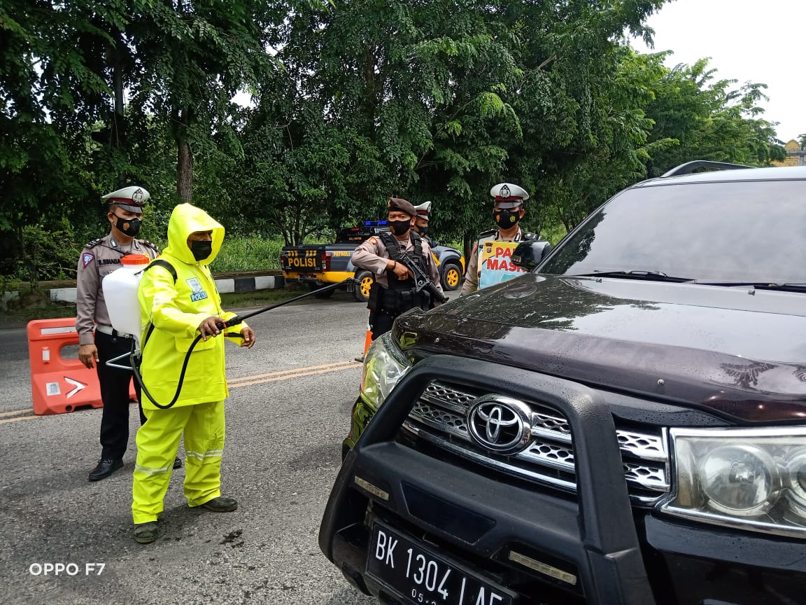 Polres Tanjung Balai Tekan Penyebaran Covid-19, Kendaraan Melintas di Pos Penyekatan Disemprot dengan Disinfektan