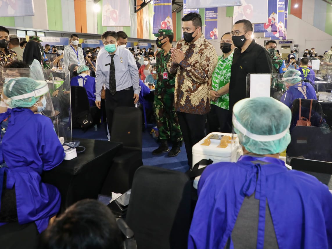 Tinjau Sentra Vaksinasi BUMN, Wali Kota Medan Berharap 10 Jiwa di Vaksin per Hari