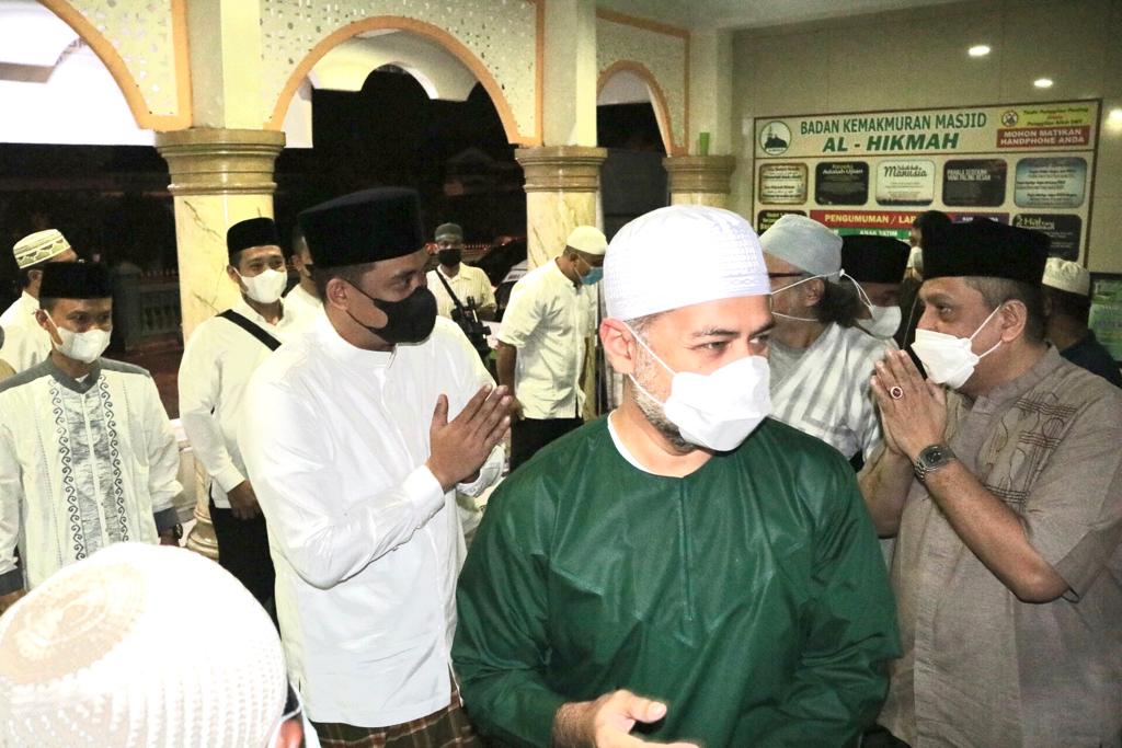 Bersama Wagubsu, Bobby Nasution Shalat Subuh Berjamaah di Masjid Al Hikmah, Medan Sunggal