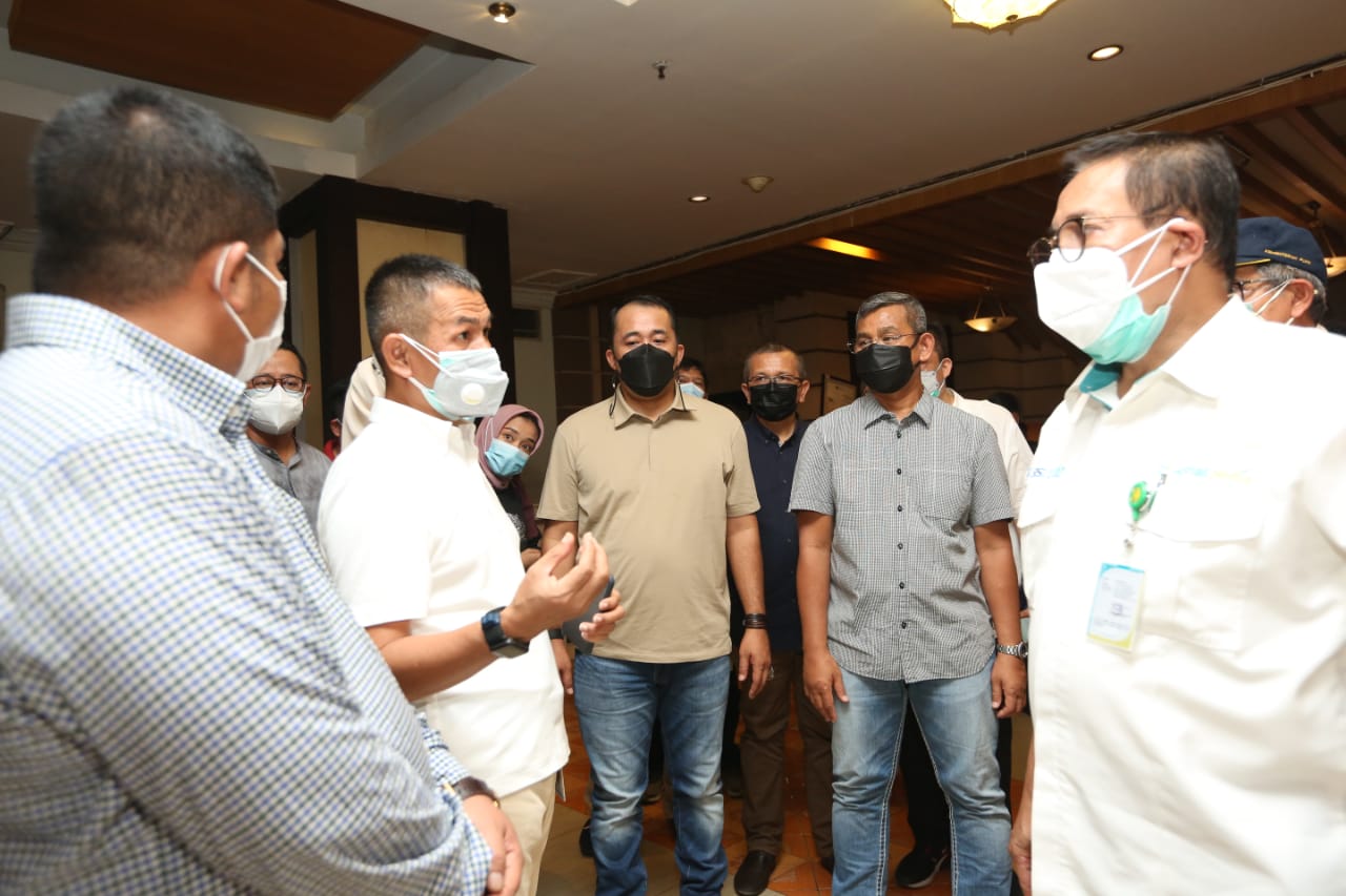 Wakil Wali Kota Medan Tinjau Ruangan yang akan dijadikan IGD di Ex Hotel Soechi