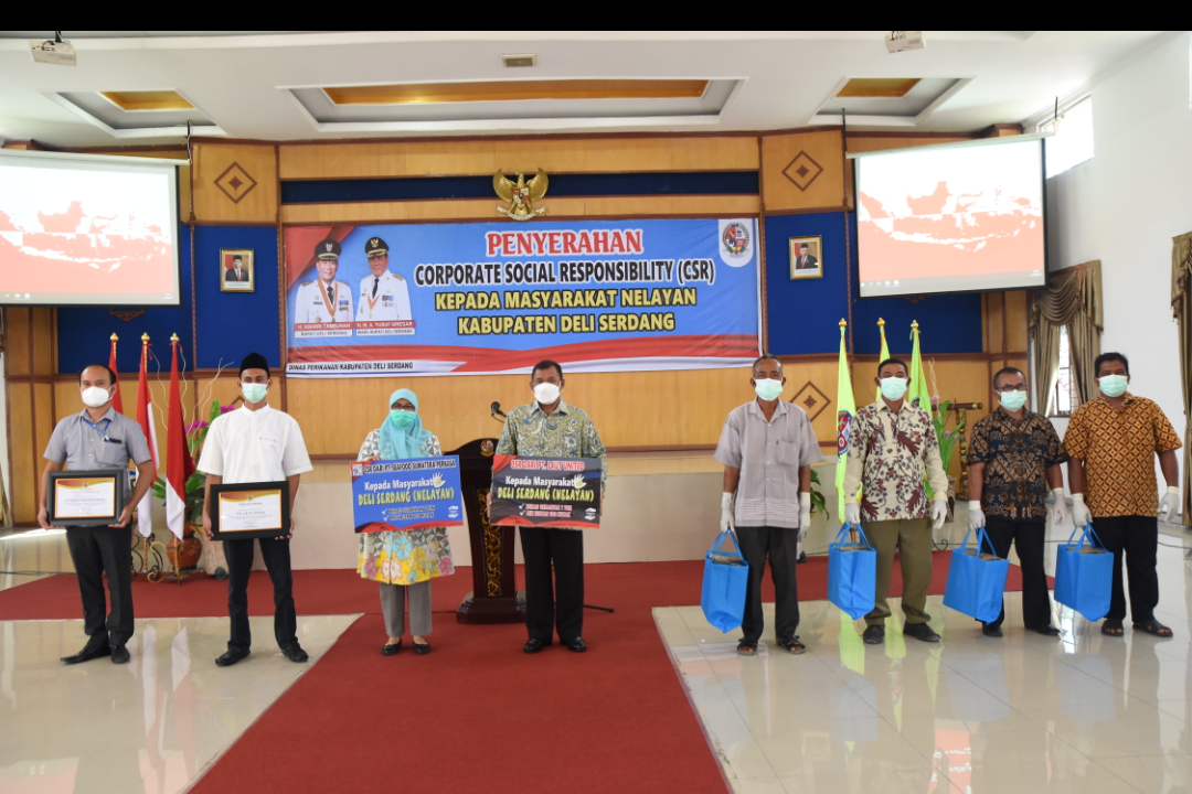 Bupati Deli Serdang Serahkan Bantuan CSR Sembako Sebanyak 460 Paket Kepada Para Nelayan