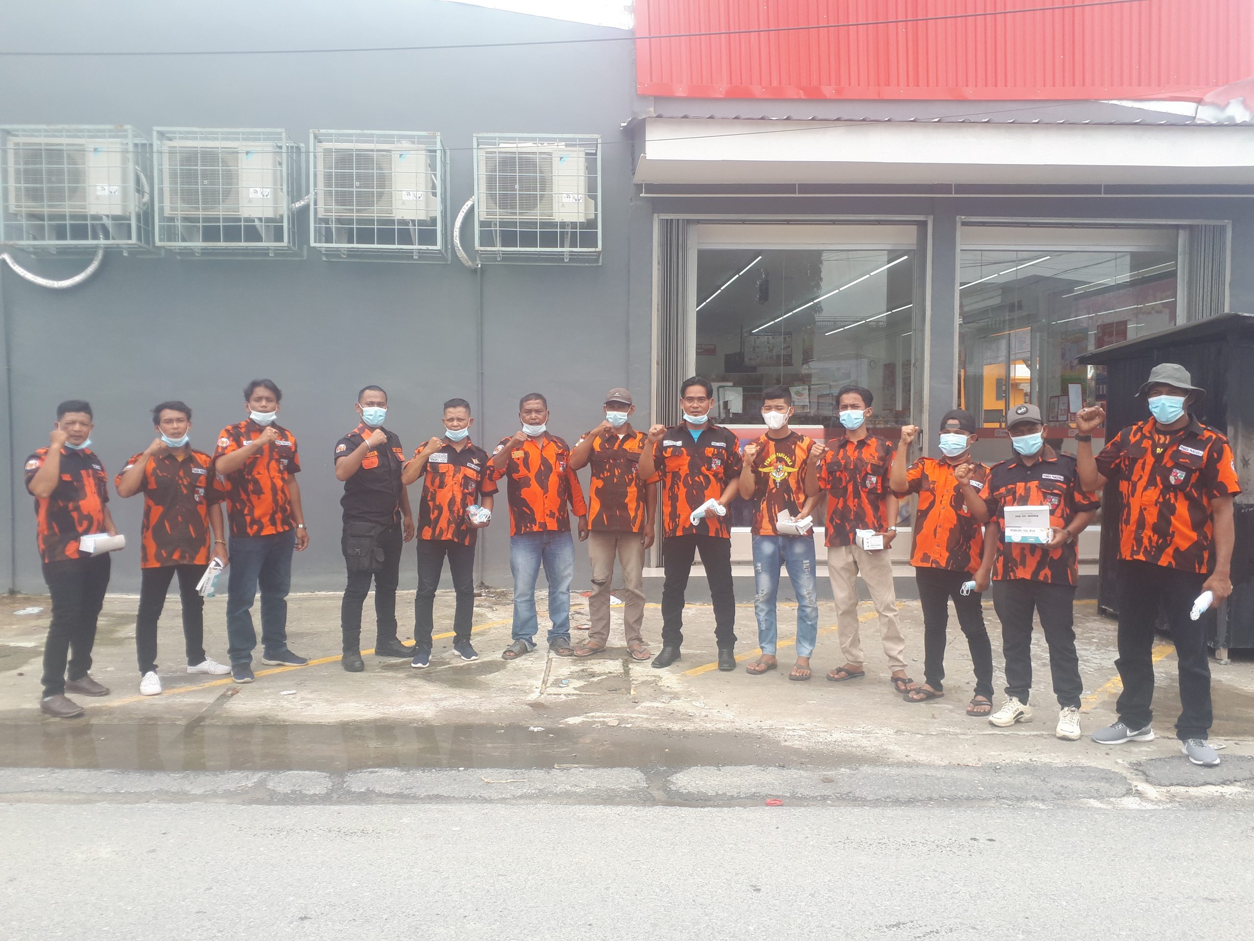 HUT Ke 76 Kemerdekaan RI, PAC Pemuda Pancasila Pantai Labu Bagi Masker dan Baksos