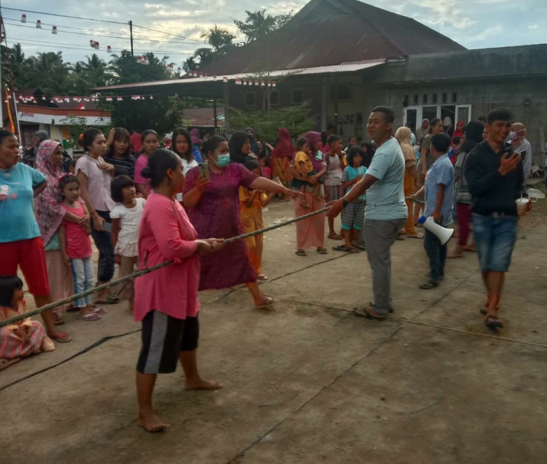 Warga Teluk Betung Meriahkan HUT RI ke 76, Main Tarik Tambang