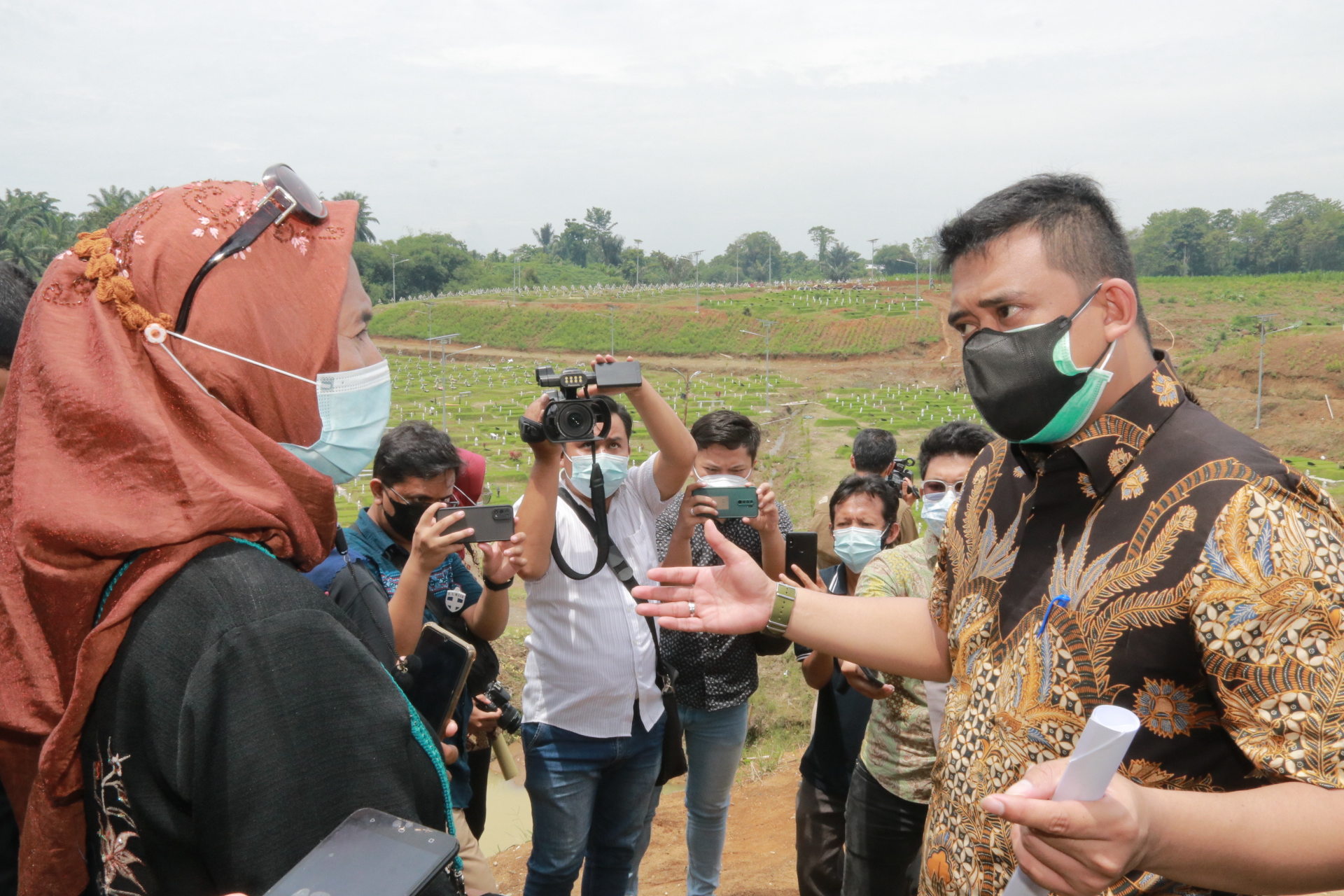 Bobby Nasution Tenangkan Keluarga Korban Covid-19 yang Menangis  di Areal Pemakaman,  Jangan Kucilkan yang Terpapar Covid-19