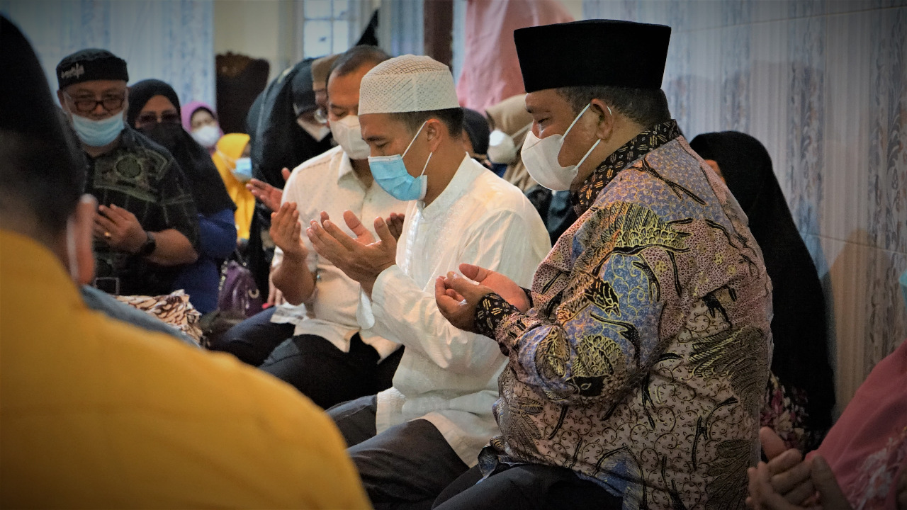 Usai Tinjau Vaksinasi Massal, Bupati Bertakziah Dikediaman Ibunda Sekda Langkat