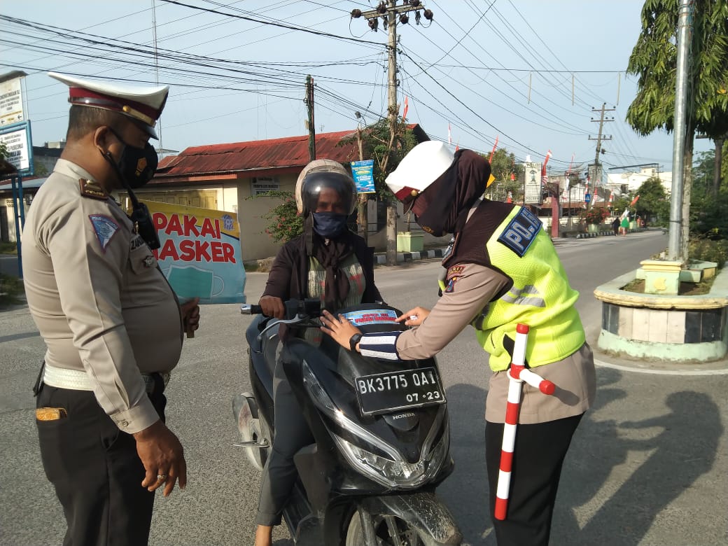 Sat Lantas Polres Tanjung Balai Tempelkan Stiker 