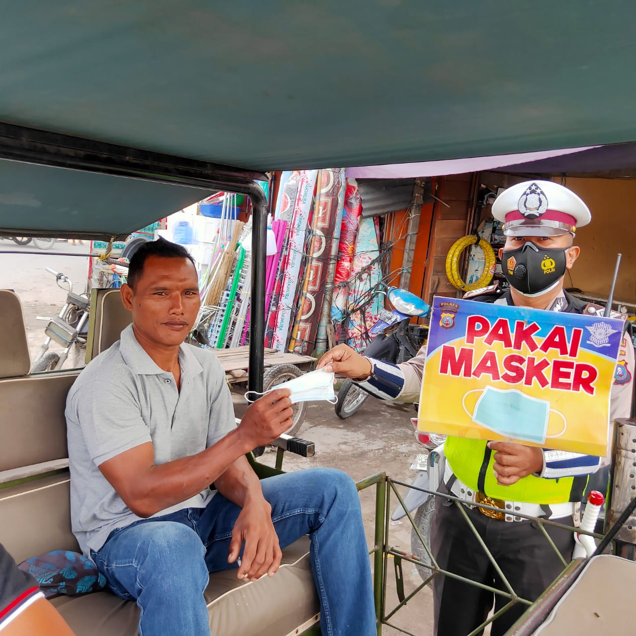 Cegah Penyebaran Covid-19, Sat Lantas Polres Tanjung Balai Bagi Masker Secara Gratis