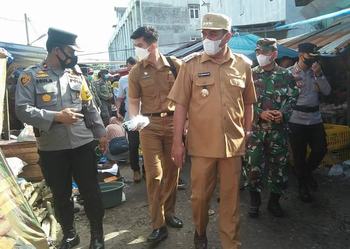 BUPATI MADINA JAKFAR SUKHAIRI TURUN LANGSUNG HIMBAU WARGA UNTUK MEMAKAI MASKER