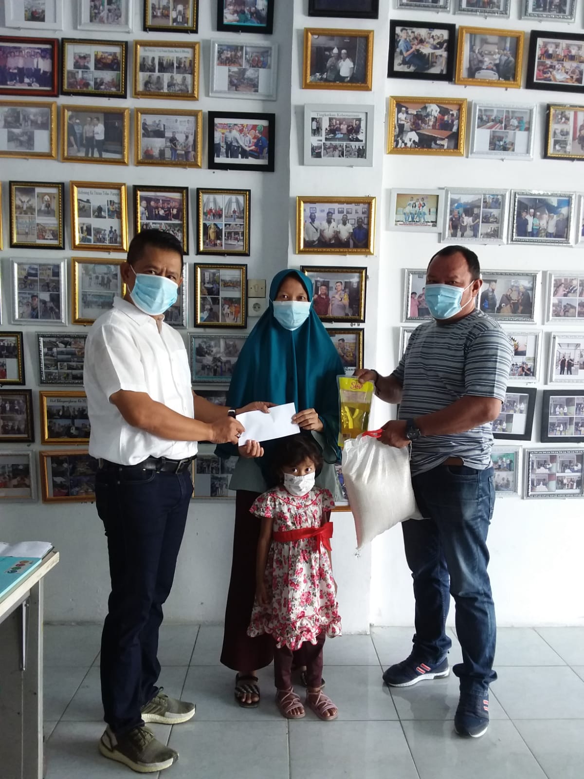 Wujud Kebersamaan, Ketua Pewarta Gulirkan Bantuan Sembako dan Santunan Kepada Istri Almarhum Fitriadi