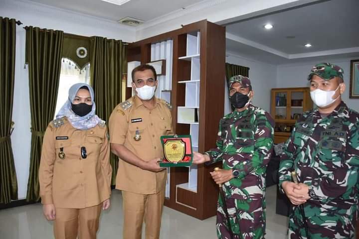 BUPATI DAN WAKIL BUPATI MADINA TERIMA KUNJUNGAN KOMANDAN KOREM 023 BESERTA ROMBONGAN DI KANTOR BUPATI MADINA
