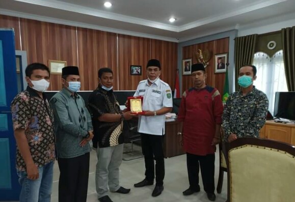 JAKFAR SUKHAIRI NASUTION TERIMA KUNJUNGAN KOMISIONER KPU MANDAILING NATAL BESERTA ROMBONGAN