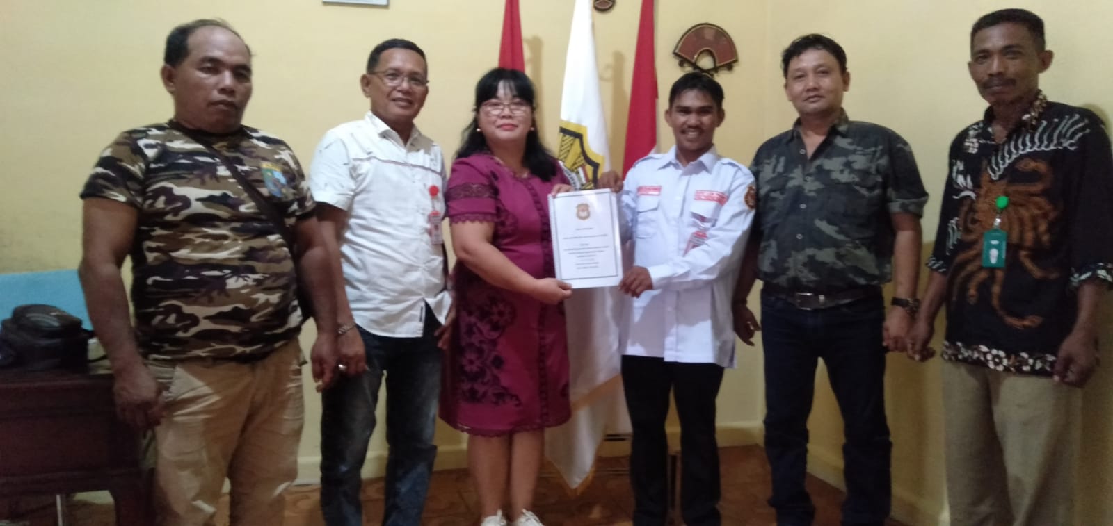 KETUA DPW LSM PAKAR SUMUT SERAHKAN SK KEPADA KETUA DPD LSM PAKAR KABUPATEN PAKPAK BHARAT