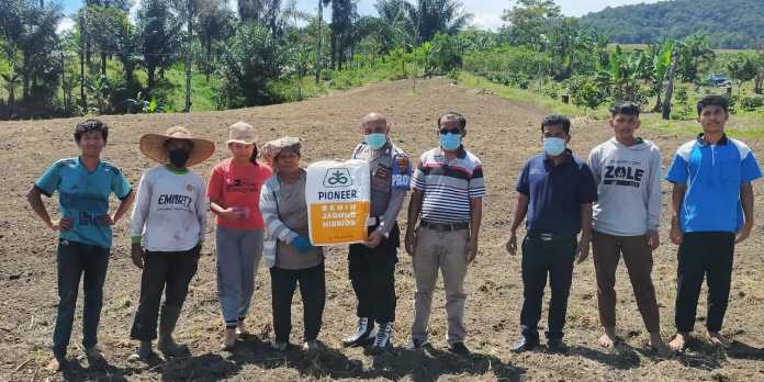 Bripka Robet Boangmanalu Sisihkan Sebagian Gajinya Untuk Membantu Petani Di Masa Pendemi Covid-19