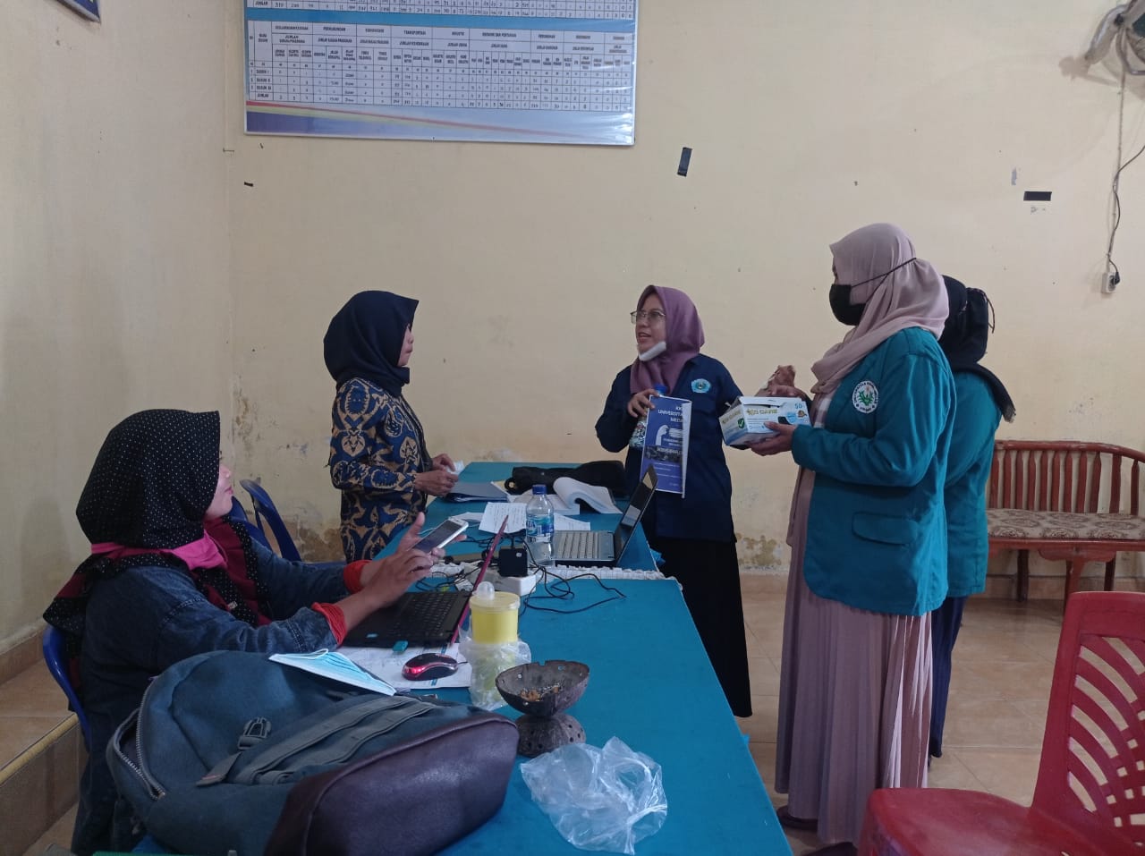 Mahasiswa KKN Unimed sosialisasi ekobrik dan bagikan masker di Denai lama serta Binjai Bakung